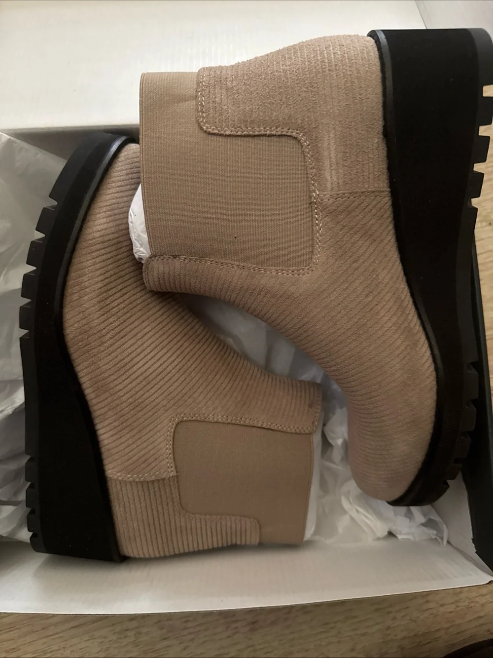 Eileen fisher Women's Beige Chelsea Lug Sole Ankle Boots Sz 8.5